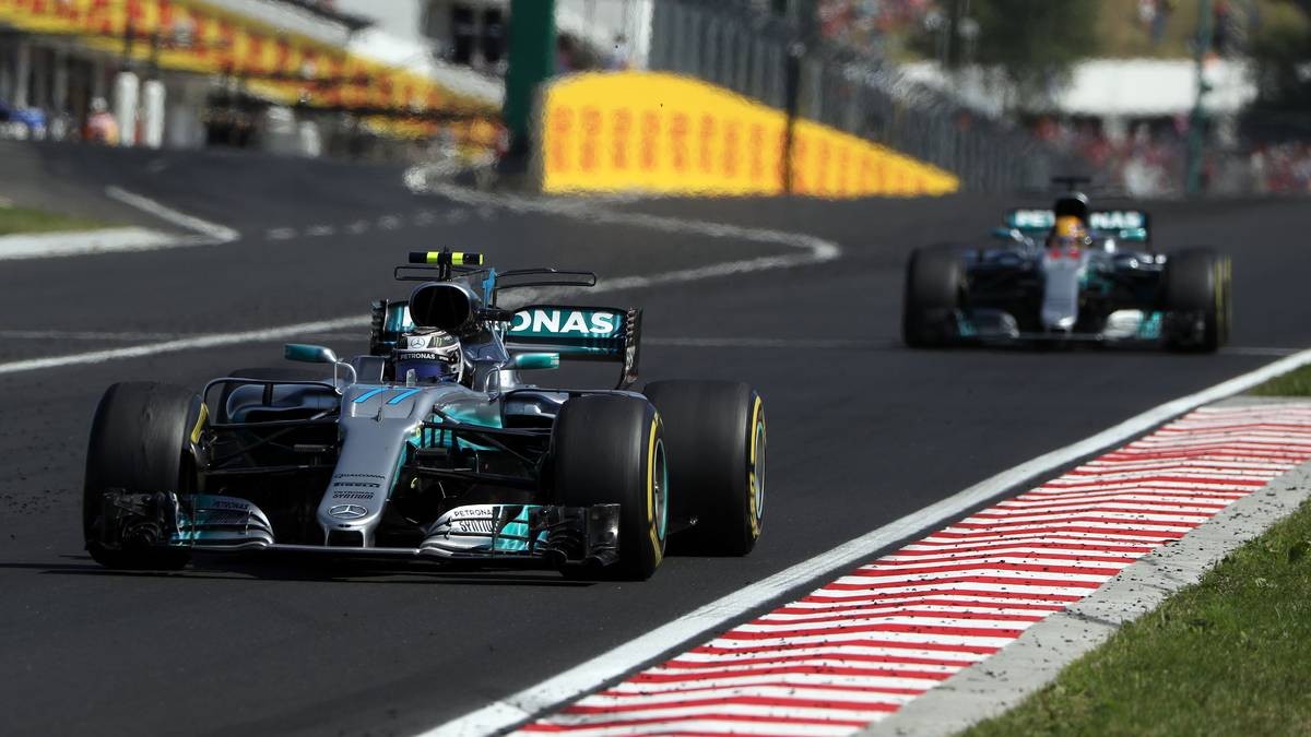 11. RENNEN, BUDAPEST: Der Ungarn-GP macht eines deutlich: Während man sich bei Ferrari auf Vettel als Nummer eins festgelegt hat, ist man sich bei Mercedes noch uneins. So lässt sich Hamilton von Bottas zurück-überholen, als sein Angriff auf Ferrari erfolglos ist. Toto Wolff schlägt daraufhin wütend auf den Tisch. Vettel rast zum Sieg, Hamilton landet hinter Bottas auf Platz vier. WM-STAND: Hamilton - Vettel 188:202