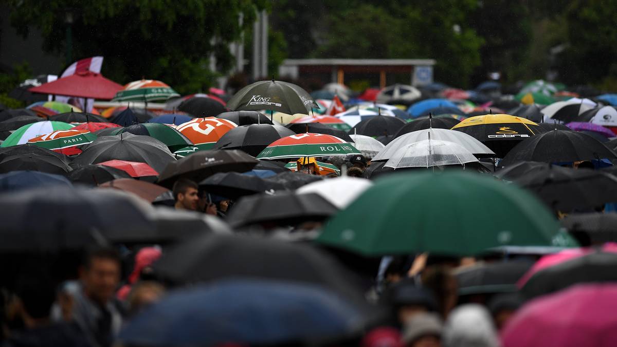 An den ersten beiden Turniertagen sind Regenschirme ein beliebtes und vor allem oft eingesetztes Utensil