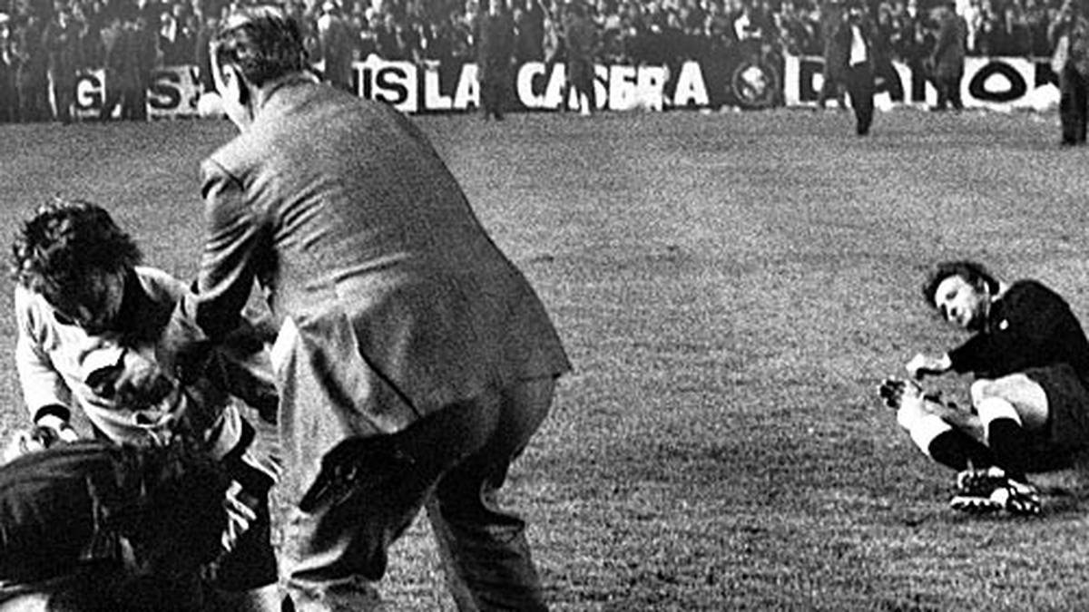 Erst als Torhüter Sepp Maier eingreift, ist der Angriff vorbei. "Ich habe mich todesmutig dazwischen gehechtet, den Hund in den Schwitzkasten genommen und der Polizei übergeben", erinnert sich Maier