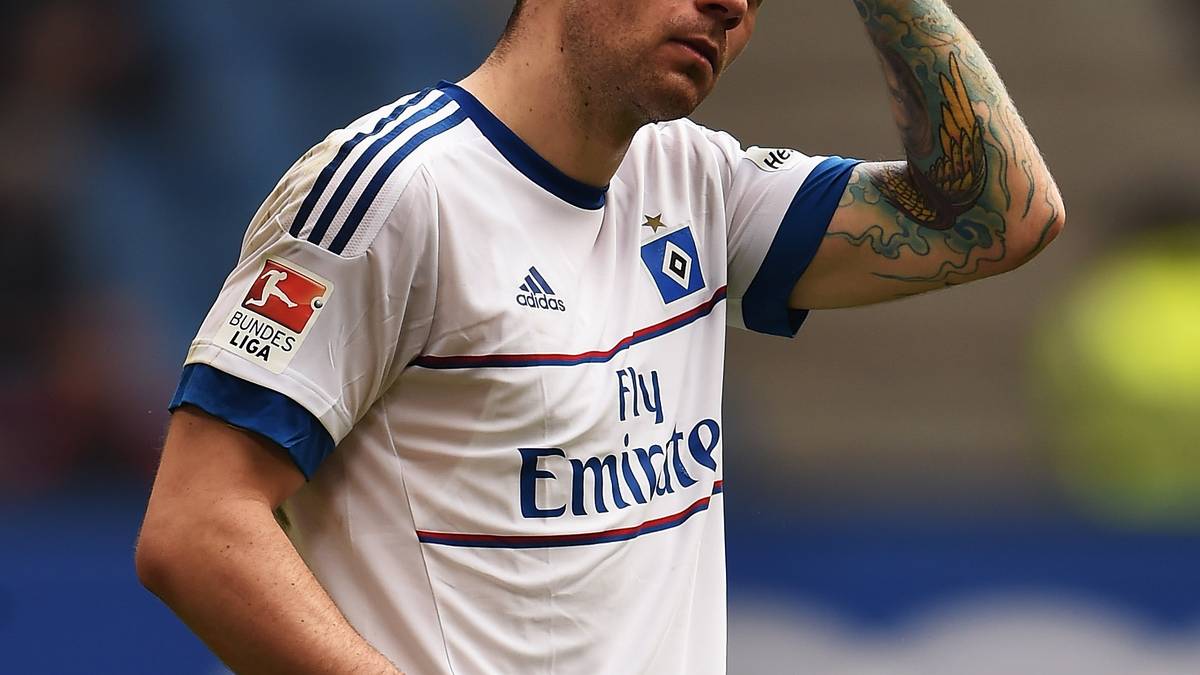 Hamburgs Stürmer  Pierre-Michel Lasogga dagegen fühlt die Hoffnung schwinden. Der HSV steckt im Niemandsland der Tabelle fest