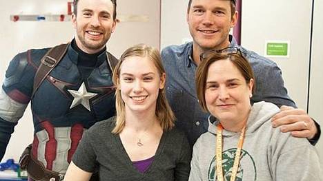 Superhelden zum Anfassen: Chris Evans alias 'Captain America' und Chris Pratt aka 'Star-Lord' mit einer Patientin im Seattle Children's Hospital.