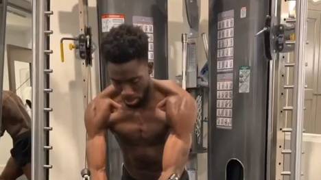 Selbst in der Sommer-Pause darf ein hartes Workout bei dem Bayern-Star Alphonso Davies nicht fehlen. Macht er hier etwa Leon Goretzka Konkurrenz? 