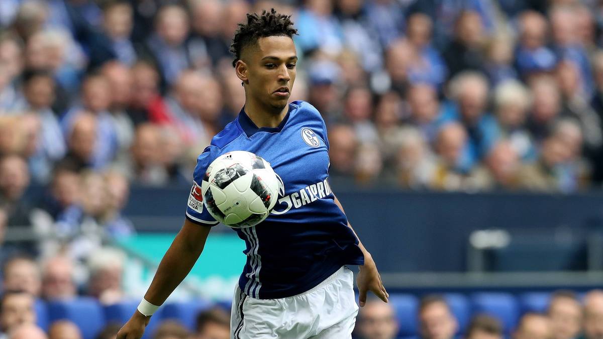 Schalkes Kehrer stoppt den Ball im eigenen Sechszehner mit ausgestrecktem Arm. Für viele ein Strafstoß. Nicht für Schiri Schmidt. Im Kölner Action-Room hält sich Video-Assistent Fritz zurück. Berichten zufolge soll Supervisor Krug interveniert und einen Elfer gegen Schalke verhindert haben. Von offizieller Seite wird das bestritten. Die Entscheidung bleibt dennoch falsch 