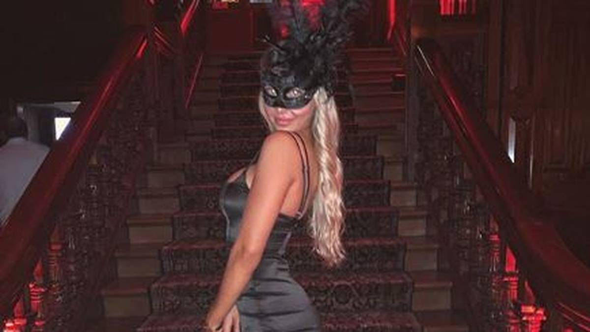 Schwester Beatrice ist schon einen Schritt weiter und zeigt zu einer Gala schon einmal ein erstes Outfit