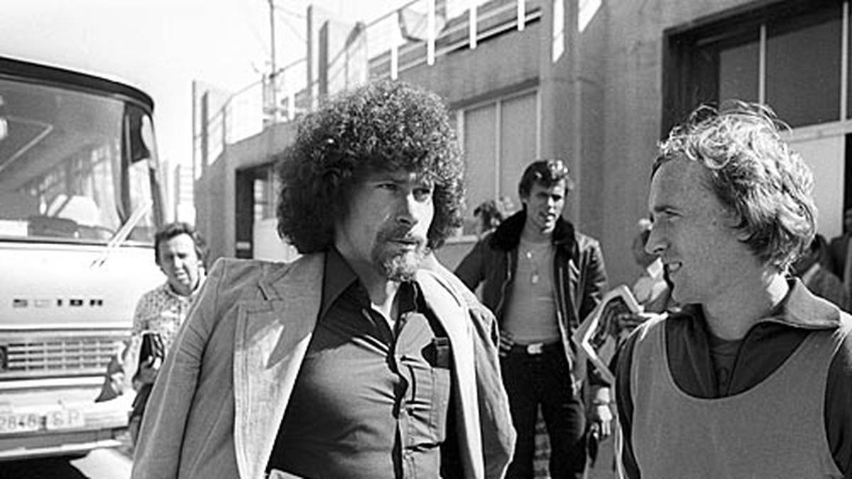 Netzer ist nicht der einzige Deutsche, der damals bei den Königlichen unter Vertrag steht. Paul Breitner (l.) läuft auch im Real-Trikot auf
