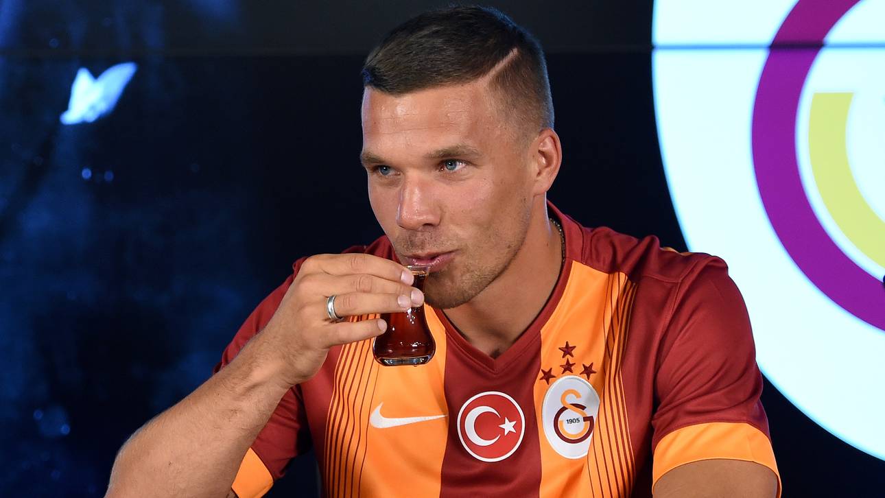 Türken feiern Teetrinker Podolski