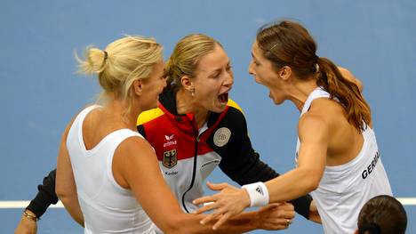 Barbara Rittner, Angelique Kerber und Andrea Petkovic feiern den deutschen Fed-Cup-Sieg gegen Australien