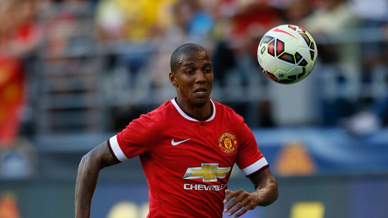 Young bleibt bei ManUnited