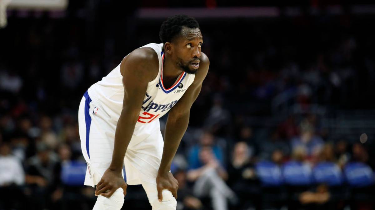 Beverley feuerte einen Ball ins Publikum des Staples Centers und kassierte dafür eine Geldstrafe in Höhe von 25.000 Dollar von der NBA. Zwar wollte Beverley nur feiern - doch die Liga wertete seine Aktion als Sicherheitsproblem und sah sich in der Pflicht, die Fans zu beschützen
