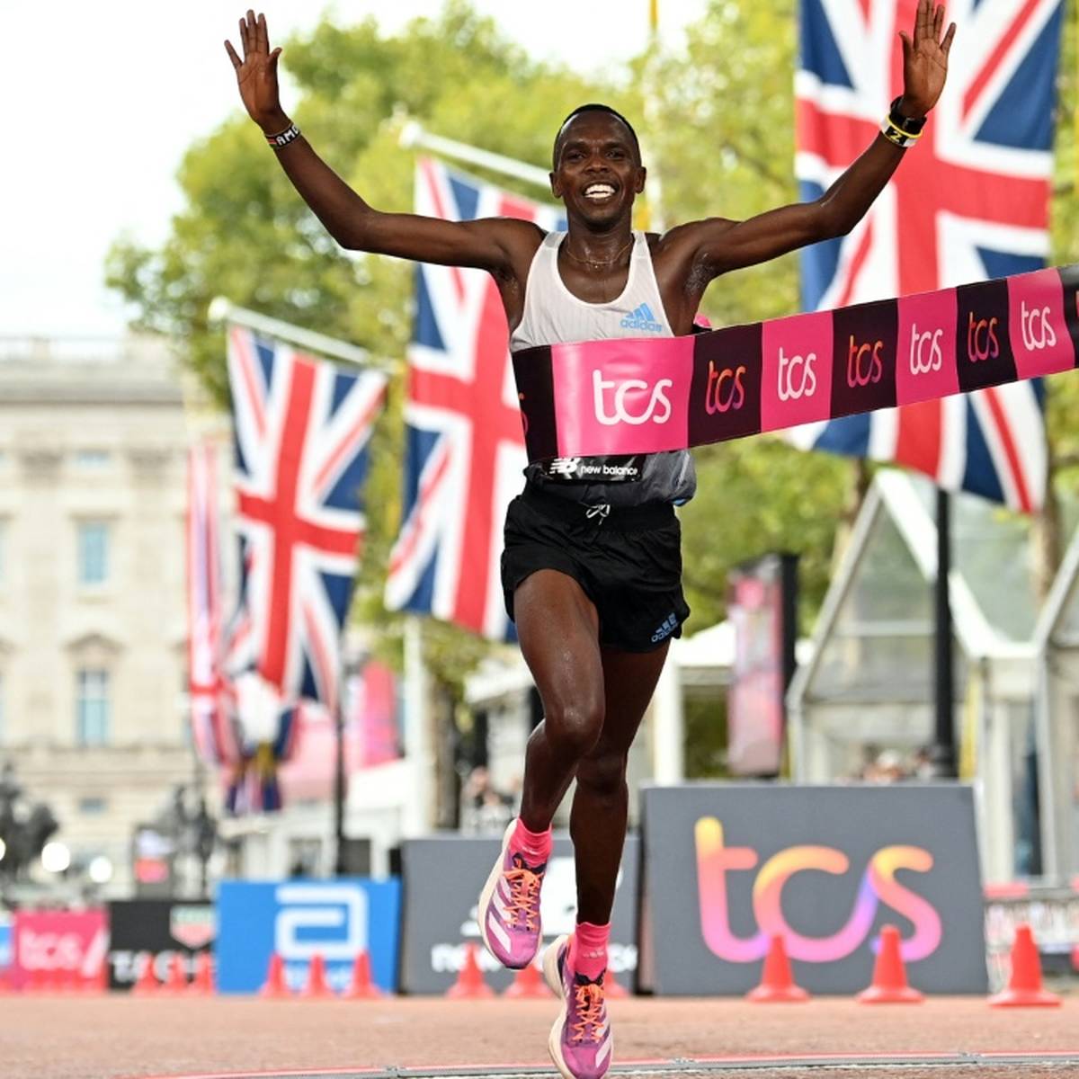 Der Kenianer Amos Kipruto hat den Marathon in London gewonnen. Der WM-Dritte von 2019 setzte sich in 2:04:39 Stunden vor Leul Gebresilase durch.