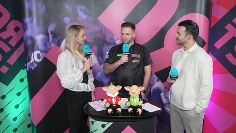 Arno Merk spielt die Auftaktpartie gegen Kim Huybrechts und spricht mit SPORT1 über seinen Gegner, die Bedeutung des Auftaktspiels und den Grund, warum er noch nie im Ally Pally war.