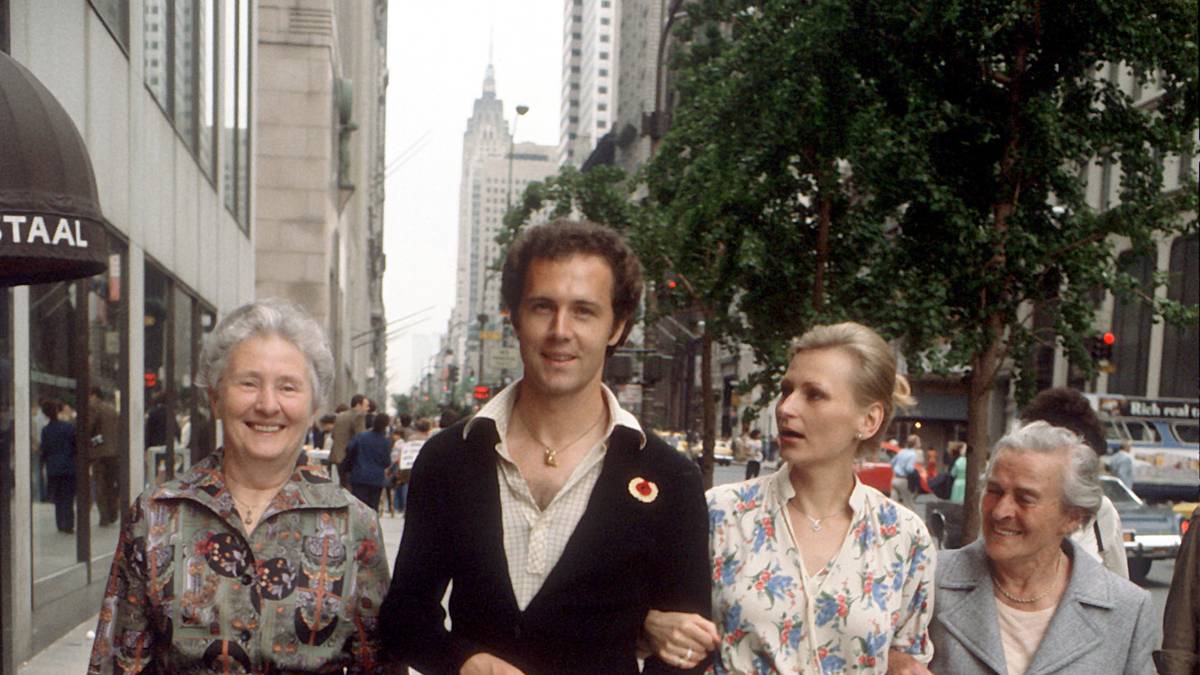 Doch der Kaiser konnte damals auch bodenständiger. Als im Mai 1978 Mutter Antonie (links) und Tante Paula ihren Franzl und seine Freundin Diana Sandmann in New York besuchten, gab er den Stadtführer