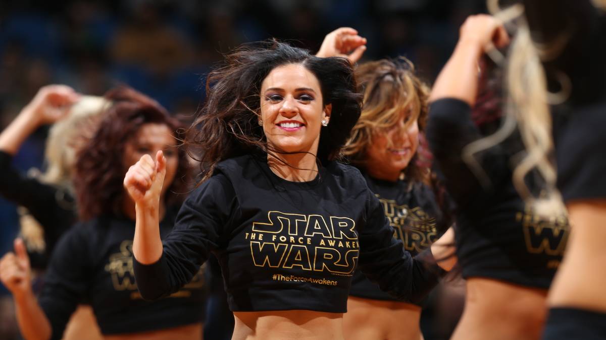 "Come to the dark side" - Star Wars-Fieber in Minnesota: Die Cheergirls tanzen in den passenden Outfits. Beim Spiel Minnesota Timberwolves gegen Denver Nuggets steht alles im Zeichen der Filmpremiere