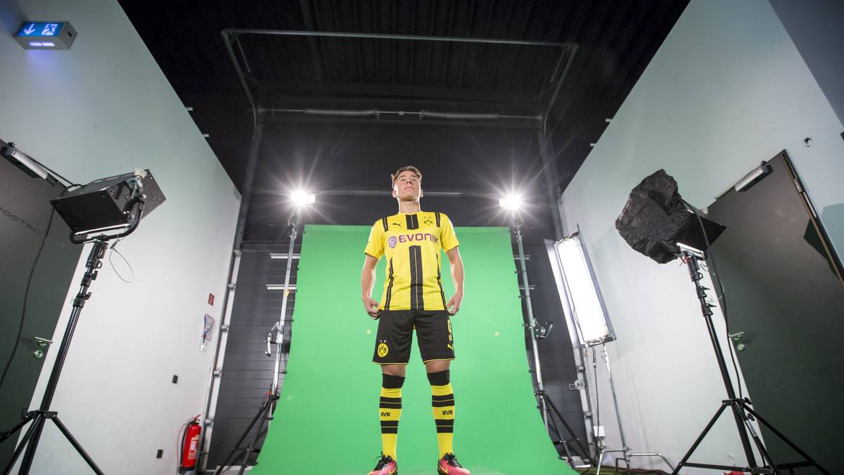 Der Türke misst nur 1,68 Meter. Er ist in Dänemark geboren und wächst auch dort auf. Türkisch spricht er nicht, trotzdem entscheidet er sich für die Nationalmannschaft der Heimat seiner Eltern