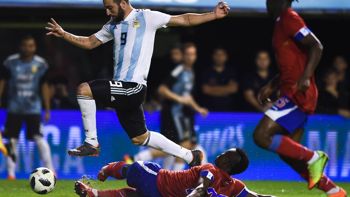 GONZALO HIGUAIN: Mit Juventus Turin holte er sich erneut den Scudetto in Italien und traf dabei im Schnitt in fast jedem zweiten Spiel (23 Tore in 50 Spielen). Bei der WM will er diese Serie wahren