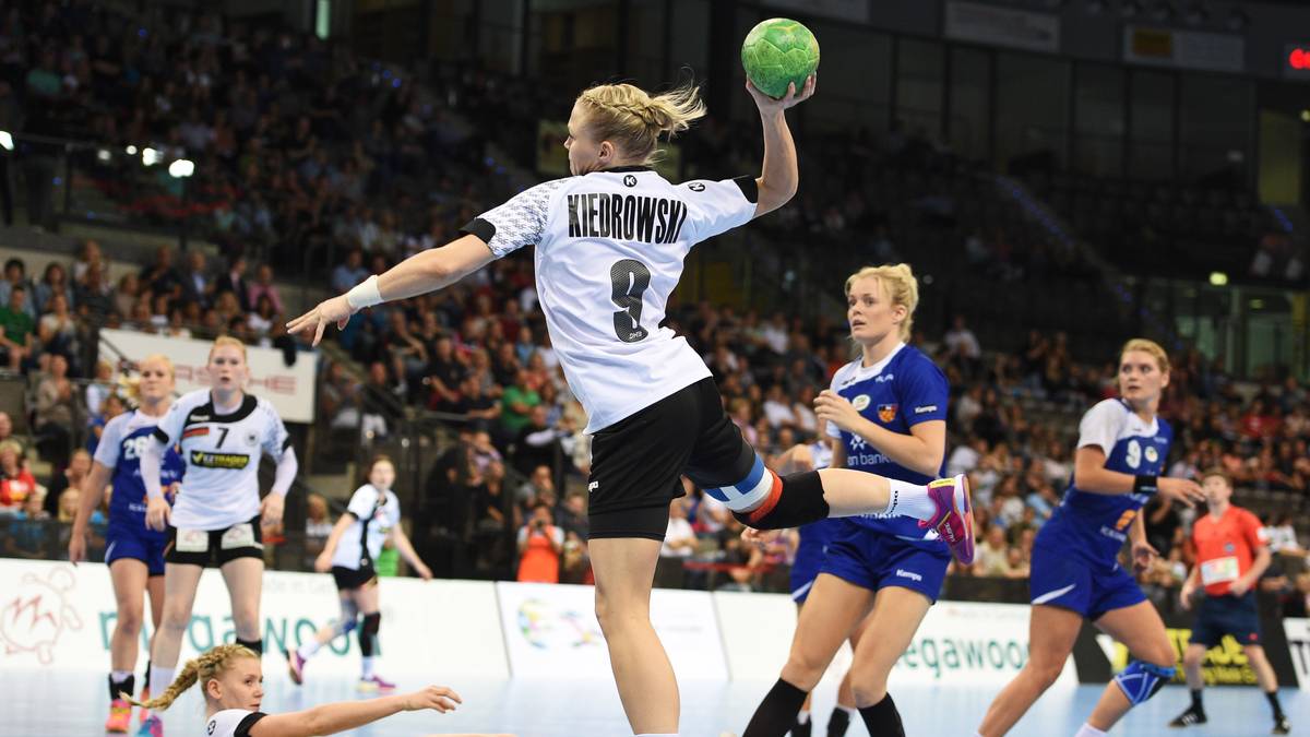 Ein Quartett muss dagegen eine späte Absage verkraften: Maria Kiedrowski, 27, Linksaußen/ Rückraum links, Thüringer HC, 4 Tore in 4 Länderspielen: Ist erst seit dem 1. Juni 2016 bei der Nationalmannschaft. Hat schon zwei deutsche Meisterschaften gewonnen, hat Spaß am Handballspielen - und nach eigenen Angaben: An allem, was Freude macht