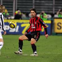 Mit vollem Körpereinsatz spielt Milan-Legende Alessandro Costacurta im TV eine Szene aus der Partie des AC Mailand nach. Doch die Einlage erweist sich für den ehemaligen Nationalspieler als schmerzhaft.     