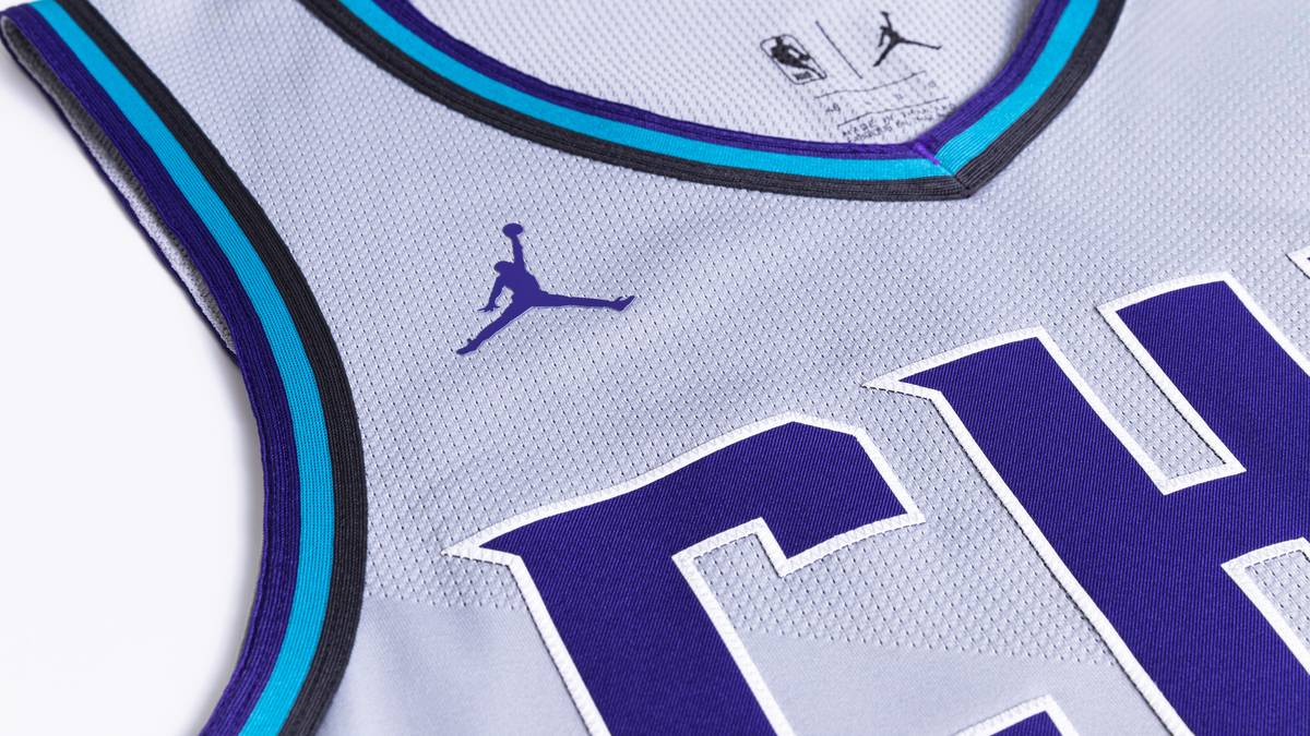 CHARLOTTE HORNETS: Charlottes Kampfgeist geht auf seine koloniale Geschichte zurück. Passend dazu nimmt das City-Trikot die berühmte Rebellion der Nordkarolinger auf und macht den Rest der NBA darauf aufmerksam, dass, wenn die Hornissen ausschwärmen, die Konkurrenz gestochen wird