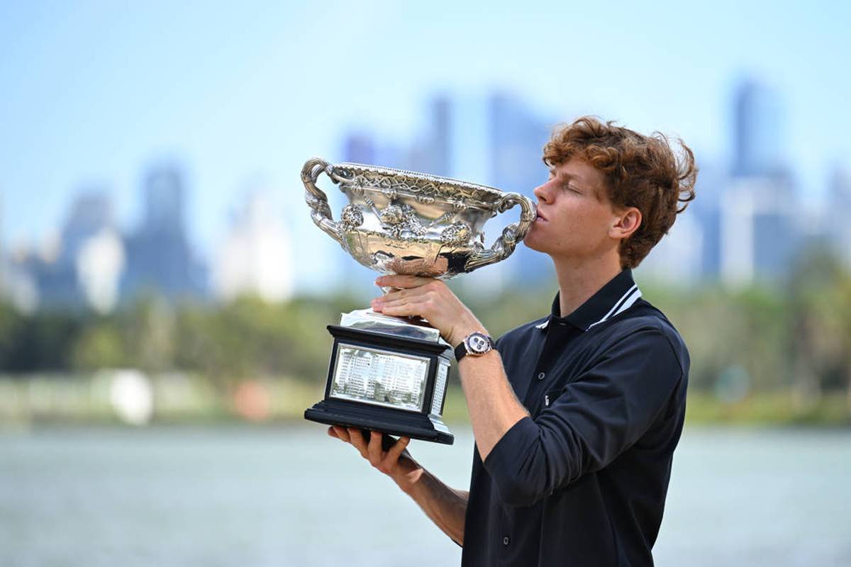 Im Finale der Australian Open konnte Jannik Sinner die deutsche Grand-Slam-Hoffnung um Alexander Zverez besiegen. Nun präsentierte sich der Italiener, wie bereits im vergangenen Jahr, mit seiner Trophäe.