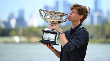 Im Finale der Australian Open konnte Jannik Sinner die deutsche Grand-Slam-Hoffnung um Alexander Zverez besiegen. Nun präsentierte sich der Italiener, wie bereits im vergangenen Jahr, mit seiner Trophäe.