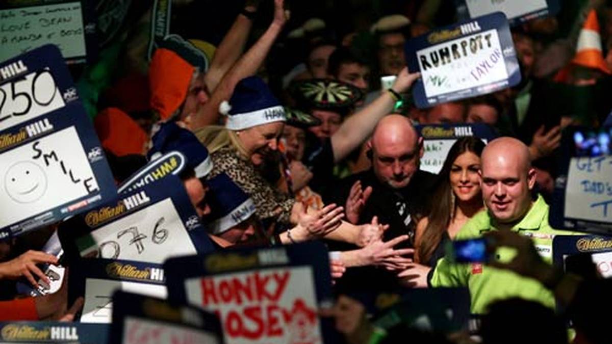 Jake Wood, Timo Glock und alle anderen Fans im Ally Pally erwarten den Walk On des Weltmeisters. Vorhang auf für Michael van Gerwen!