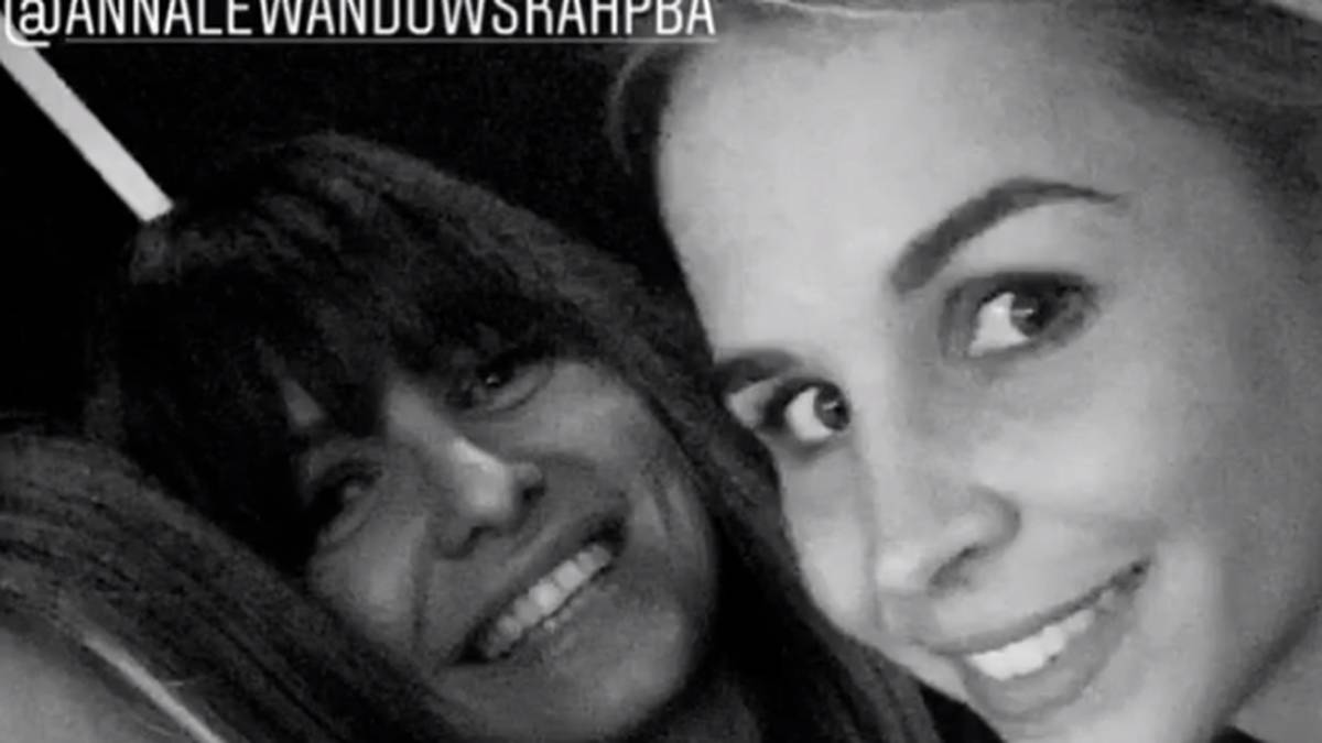 "Reunited!" Das Spielerfrauen-Trio bestehend aus Anna Lewandowska, Nina Neuer und Ann-Kathrin Götze posiert gemeinsam