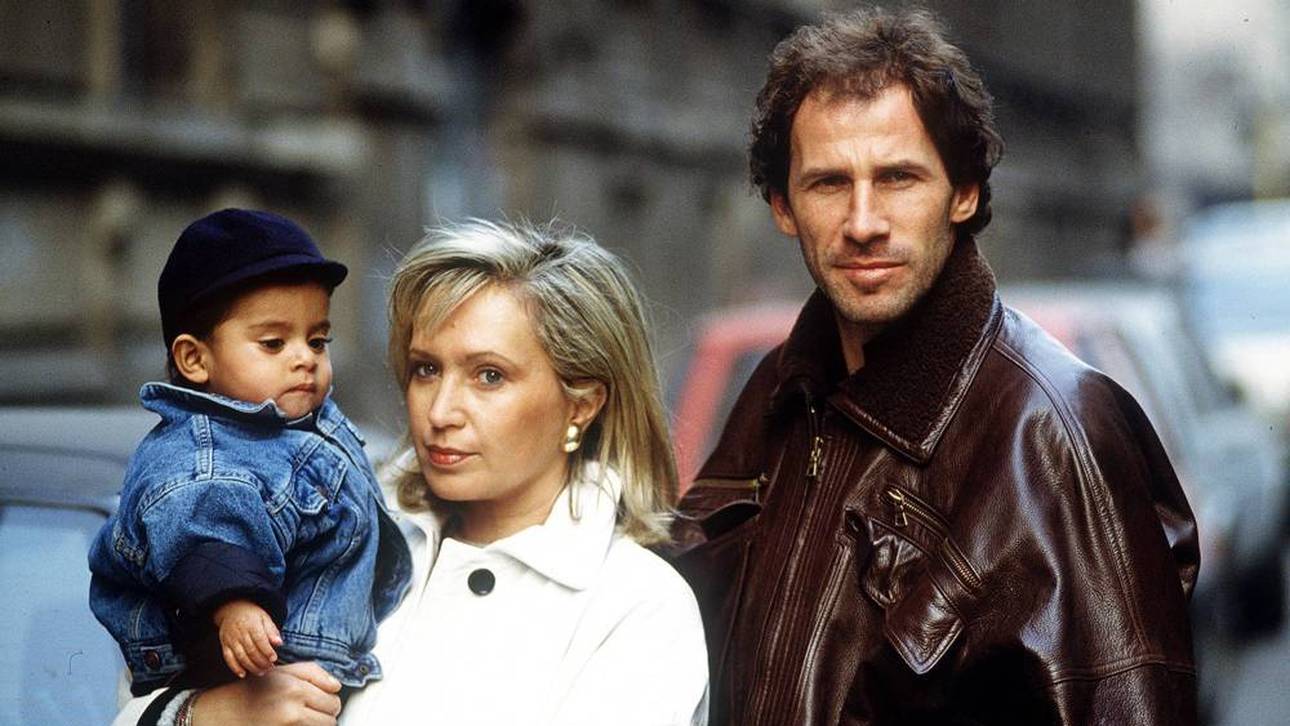 Franco Baresi (re., Milan) und seine Frau Laura und Sohn Edoardo in den Straßen von Mailand, 1994