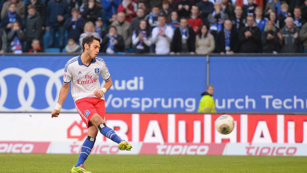 PLATZ 19 - HAKAN CALHANOGLU: Bei den Torhütern besonders gefürchtet waren die Flatterbälle von Hakan Calhanoglu. Der frühere Karlsruher geht mittlerweile für den AC Mailand auf Torejagd, machte sich als Kunstschütze für Leverkusen und Hamburg einen Namen. Unvergessen sein 40-Meter-Freistoß gegen den BVB 2014
