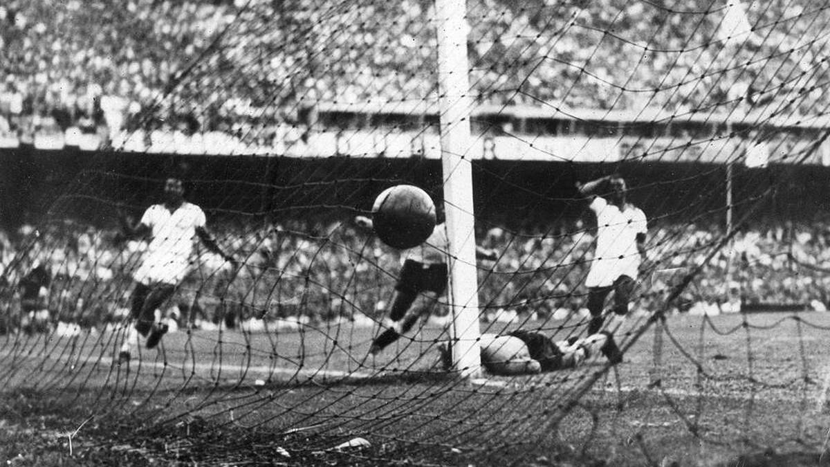 1950: Uruguay gewinnt überraschend in Rio de Janeiro gegen die Brasilianer - das berühmte "Maracanazo"