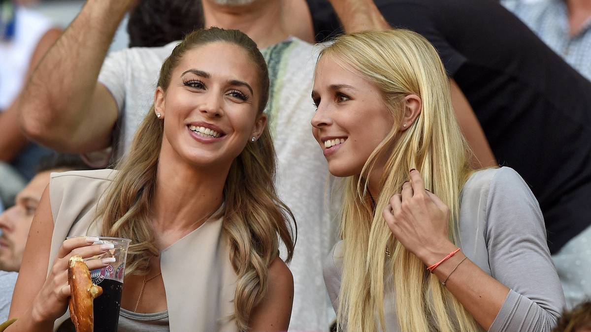 Hier sieht sich Brömmel ein Spiel mit Nina Weiss (r.) an. Sie ist die Freundin von...