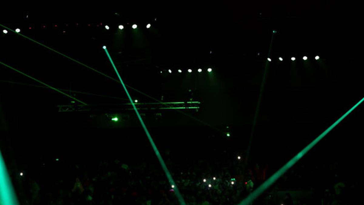 Mit der gewohnten Lasershow hält der holländische Glatzkopf Einzug in die heilige Halle des Darts
