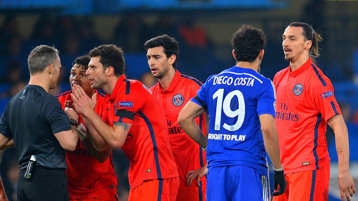 Das vergeht Ibrahimovic allerdings schnell. Schiedsrichter Bjorn Kuipers zückt für das eher harmlose Foul die Rote Karte. Da hilft alles Bitten und Beteln der PSG-Spieler nicht