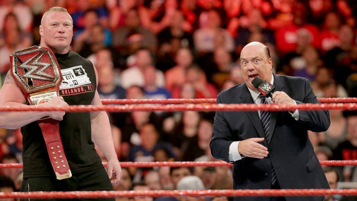 Brock Lesnar (l., mit Manager Paul Heyman) hält seit Wrestlemania 33 den Universal-Titel