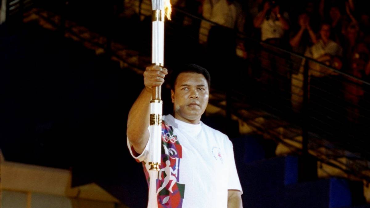 1996 erlebt Ali nochmal eine Sternstunde: Bei der Eröffnungsfeier der Olympischen Spiele in Atlanta überrascht der Boxer die Weltöffentlichkeit und entfacht das olympische Feuer. Ein bewegender Moment. Auch vor Olympia 2012 trägt er die olympische Fackel
