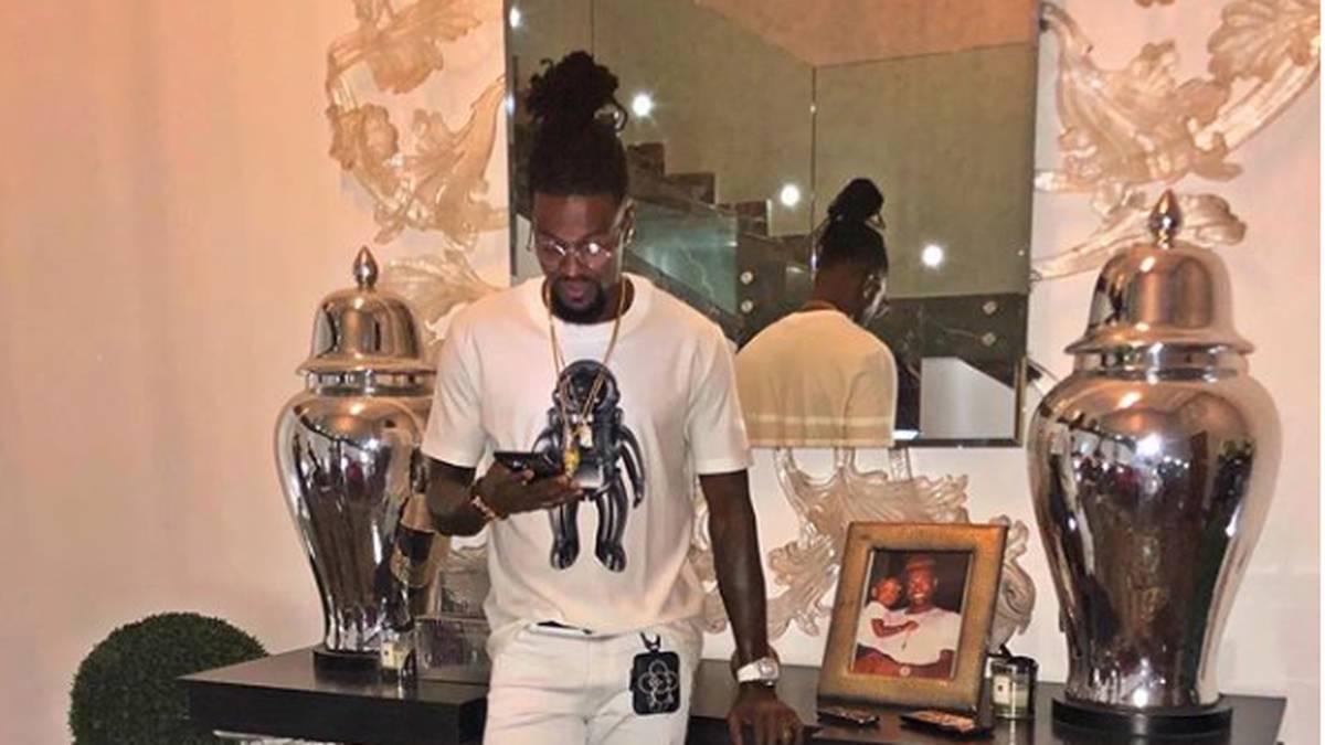 Der Stürmer von Istanbul Basaksehir, Emanuel Adebayor, dreht dagegen den SWAG auf