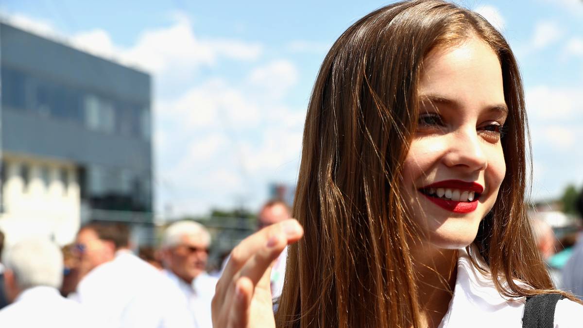 Rechtzeitig vor dem Rennen ist sie raus aus dem Overall und wieder in einem für sie normaleren Outfit an der Strecke. Auf die "RTL"-Frage, wer denn der heißeste Rennfahrer in der Formel 1 ist, antwortete die 24-Jährige übrigens erwartungsgemäß: "Lewis Hamilton" 