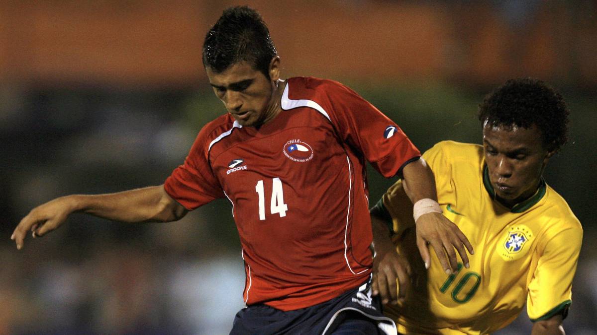 Bereits im Februar des selben Jahres debütiert Vidal für die chilenische A-Nationalmannschaft - beim 1:0-Sieg im Freundschaftsspiel gegen Venezuela. Im Sommer kehrt Vidal zur U20-Auswahl zurück und wird mit ihr Dritter bei der WM. Wegen einer Schlägerei muss der junge Rebell kurzzeitig ins Gefängnis