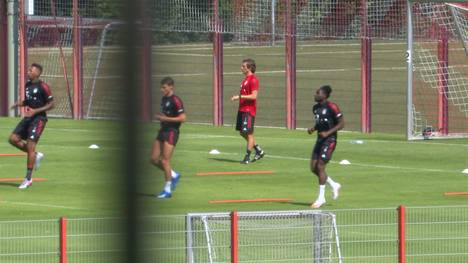 Alphonso Davies tauchte beim Trainingsauftakt der Bayern mit einer neuen Frisur auf. Teamkollege Jerome Boateng zeigte sich amüsiert.