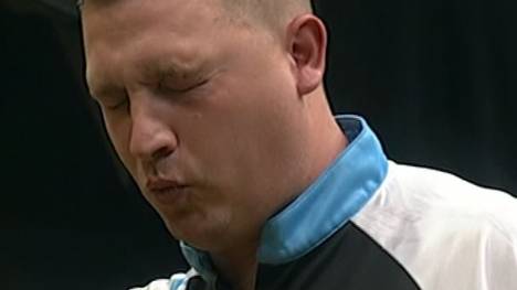 Chris Dobey überwirft sich bei den German Darts Championship auf kuriose Weise - und wird von seinem Gegner gnadenlos per Highfinish bestraft.