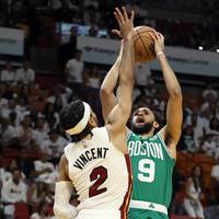 Ein Buzzerbeater von Derrick White hat den Boston Celtics im Halbfinale der NBA-Play-offs das entscheidende Spiel sieben gegen Miami Heat ermöglicht.