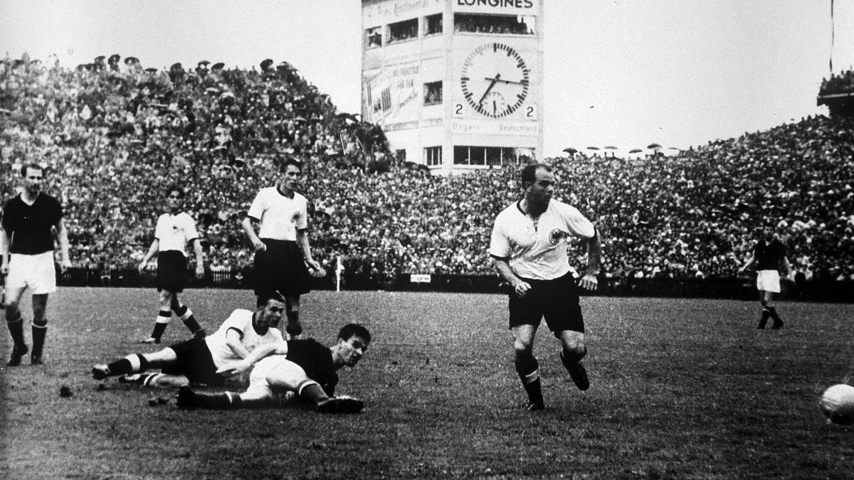 Als die Mannschaft von Trainer Sepp Herberger dann 0:2 zurückliegt, scheint der große Traum begraben. Doch das Wetter schwingt um. Es fängt an zu regnen. Jenes Wetter soll später nach einem Spieler der deutschen Finalelf benannt werden. Deutschland dreht das Spiel und ist zum ersten Mal Weltmeister 