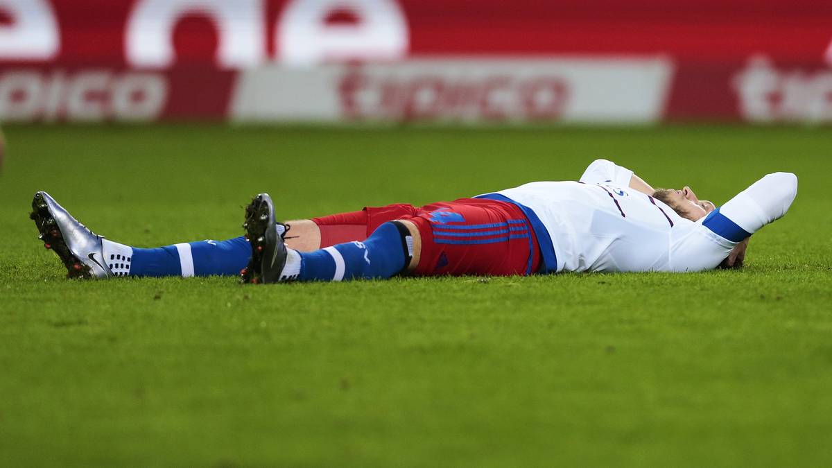 Derweil bietet sich in Hamburg ein ganz anderes Bild: Frust bei Aaron Hunt...