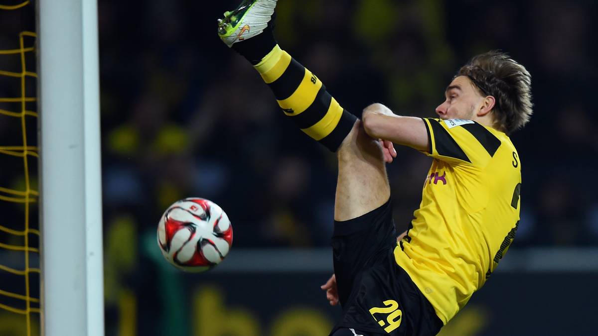 Marcel Schmelzer versucht zu retten, was zu retten ist. Aber der Linksverteidiger...