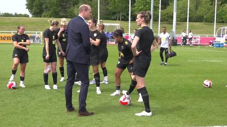 Die englische Frauen-Nationalmannschaft hatte am Mittwoch hohen Besuch aus dem englischen Königshaus. Trainerin Sarina Wiegman sprach auch über die fußballerischen Fähigkeiten des Thronfolgers.