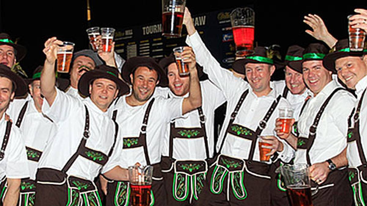 Ein Hauch deutsche Stimmung im Ally Pally. Diese Jungs trinken nicht nur Bier ? sie ziehen auch das dazu passende Lederhose-Outfit an (Copyright: twitter.com/pdc)