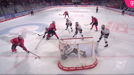 Mitten im Nürnberger Power-Play verschiebt Münchens Simon Wolf das eigene Tor, durchbricht dadurch den Rhythmus der Ice Tigers und zieht den Frust der Nürnberger Fans auf sich. 