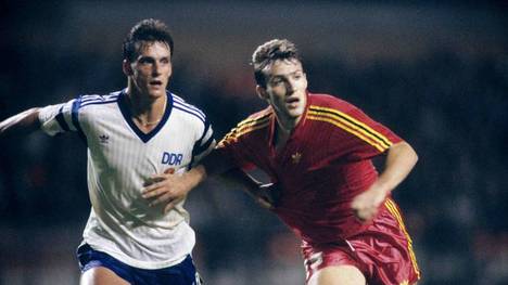 Andreas Wagenhaus (l.) im Zweikampf mit Marc Wilmots