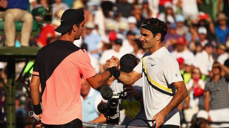 Roger Federer gratuliert Thanasi Kokkinakis zum Sieg