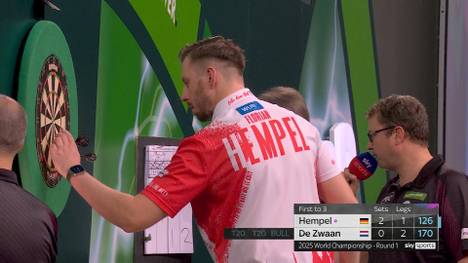 Florian Hempel gewinnt sein erstes Spiel bei der Darts WM 2025 gegen Jeffrey de Zwaan. Eine Situation sorgte für Diskussionen, für die sich Hempel mehrfach bei de Zwaan entschuldigte.