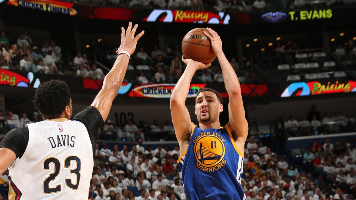 Auch Klay Thompson ist gut drauf und liefert 25 Punkte im Schnitt ab. Nur einmal geraten die Warriors ins Wackeln, doch selbst Spiel 3 entscheiden sie in der Overtime für sich